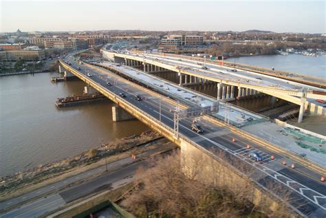 吊橋路哪個街道：在文學創作中，橋樑不僅僅是物理上的聯繫，更是情感與故事的紐結點。